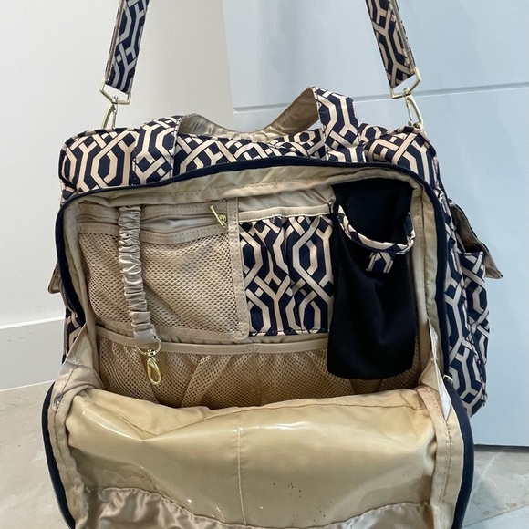 Jujube Diaper Bag 
Geometric Design Top Handle
Adj.Shoulder Strap
Excellent cond - Picture 5 of 10